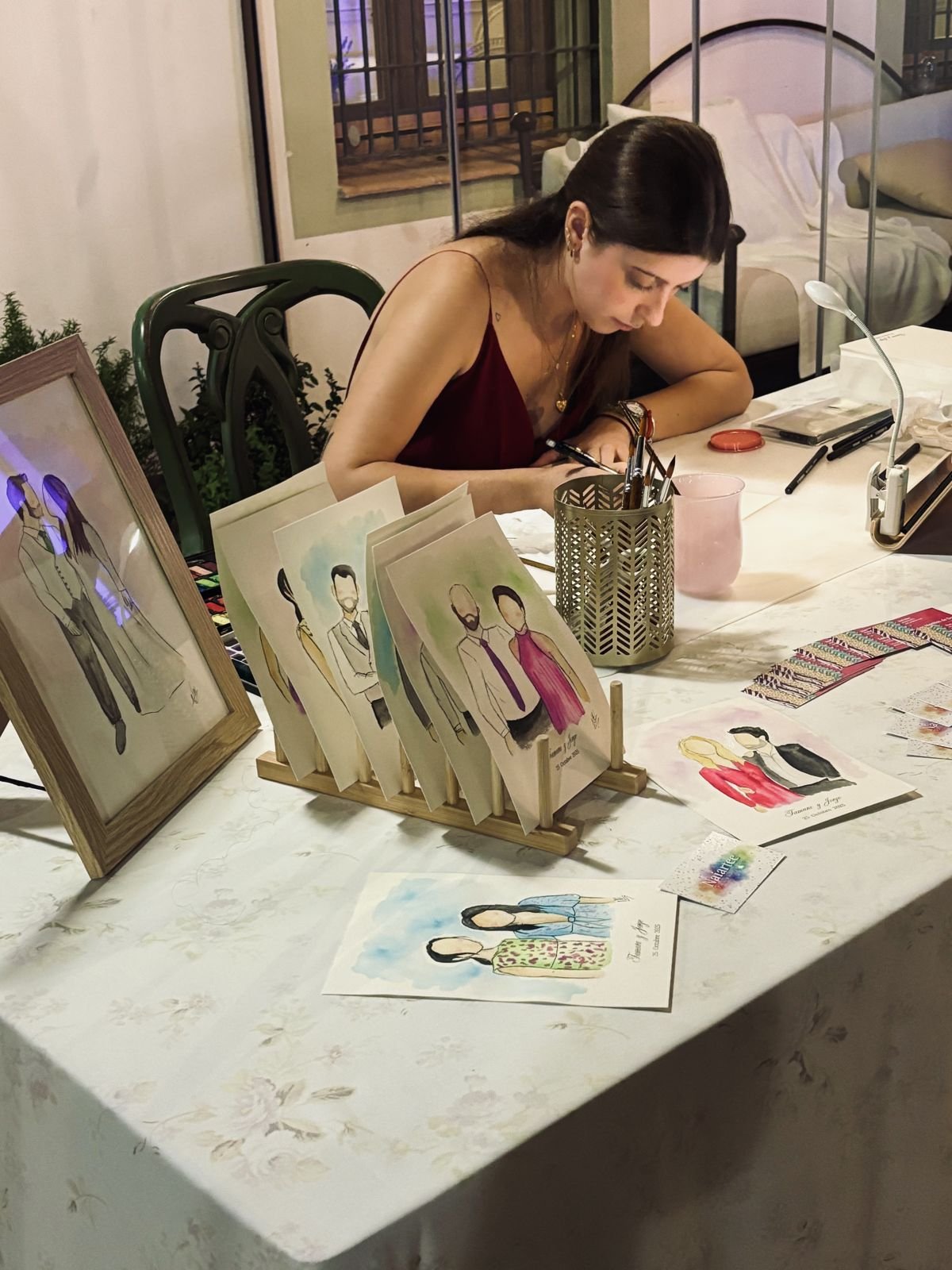 Naiara pintando con acuarelas expuestas junto a ella