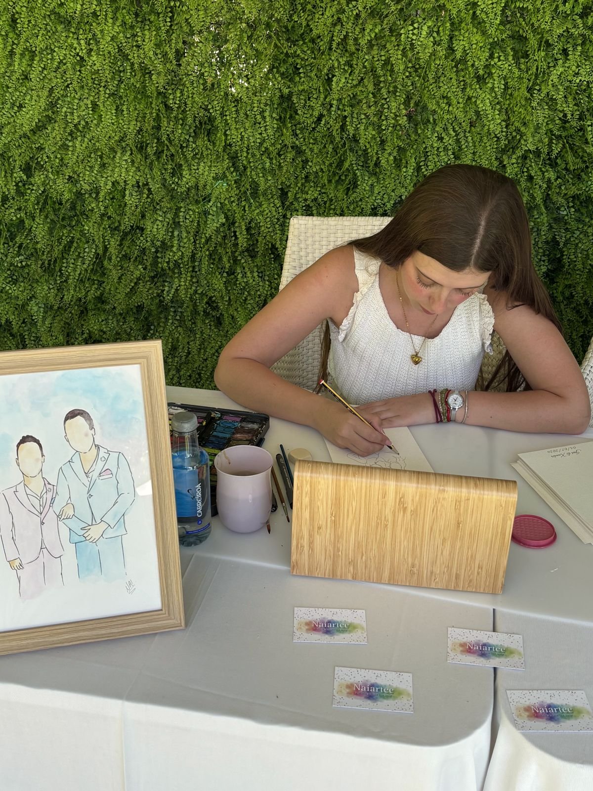 Naiara pintando un retrato en su mesa