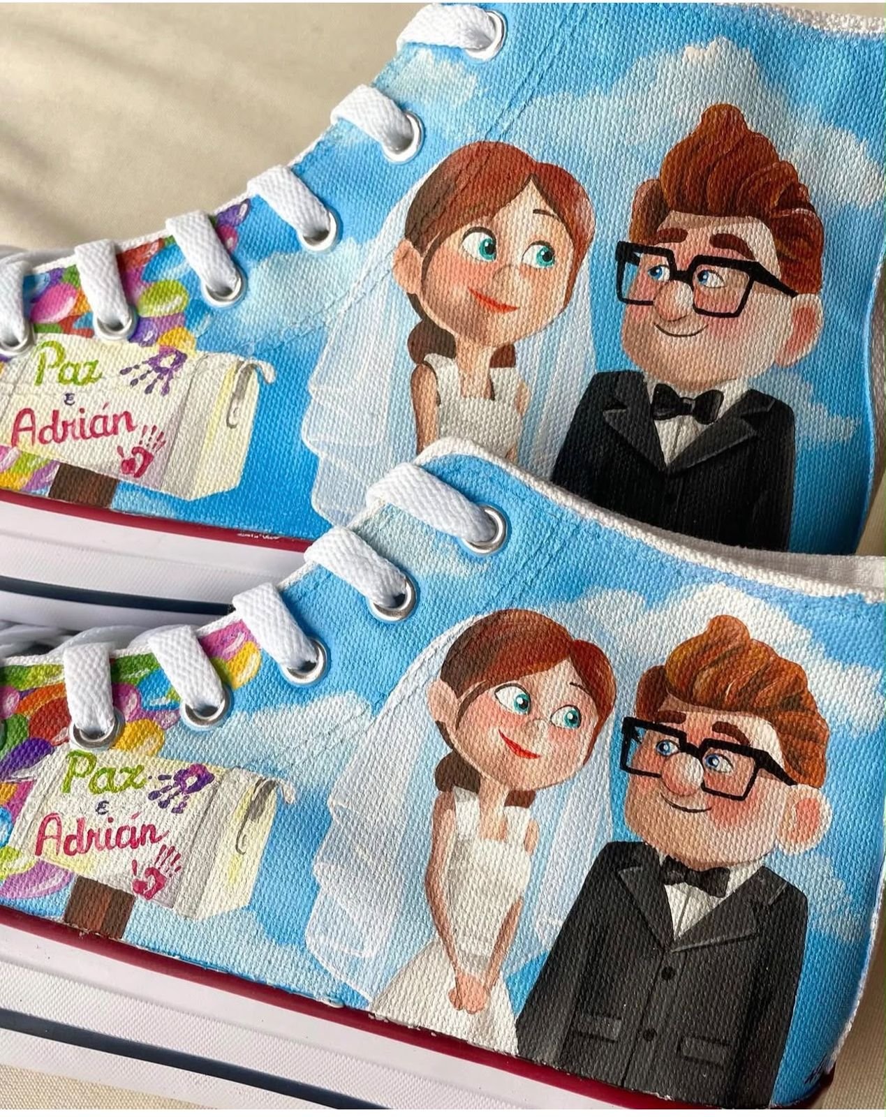 Zapatillas pintadas a mano con una pareja de novios al estilo de la película Up