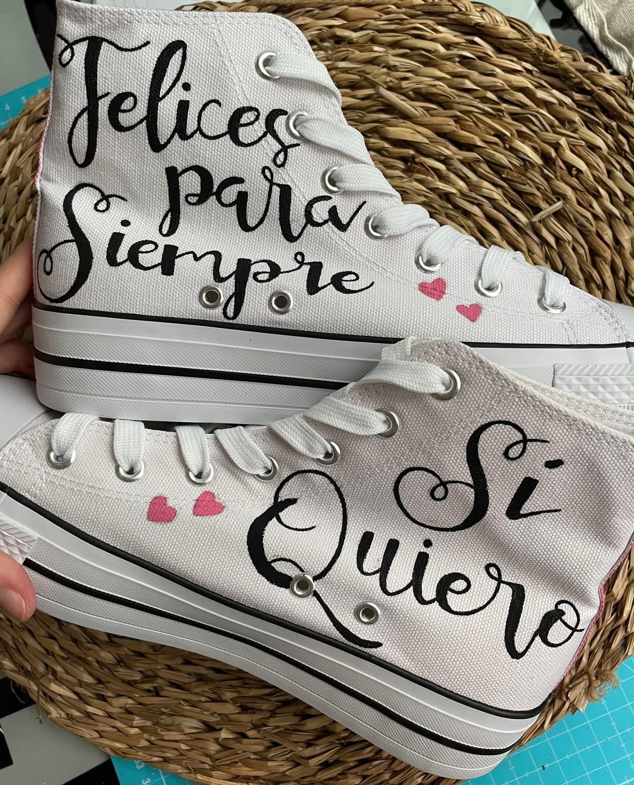 Zapatillas blancas con las frases Felices para siempre y Sí quiero escritas a mano